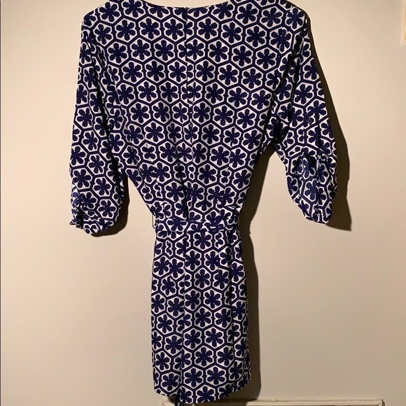Blue and White Pattern Romper with Sleeves - Picture 3 of 3